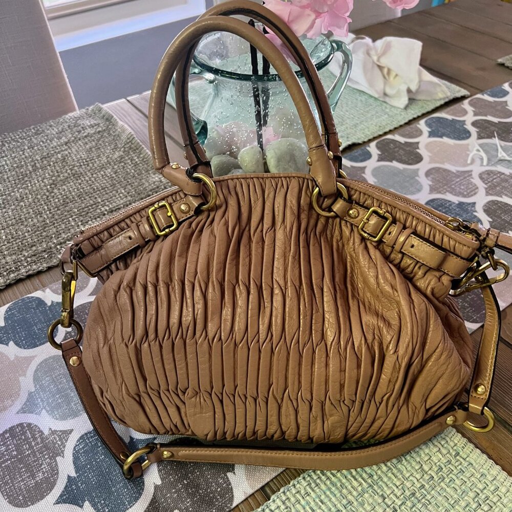 Coach F28541 Ruched Leather Tote – Camel with Bold Purple Interior | Luxe & Uniq